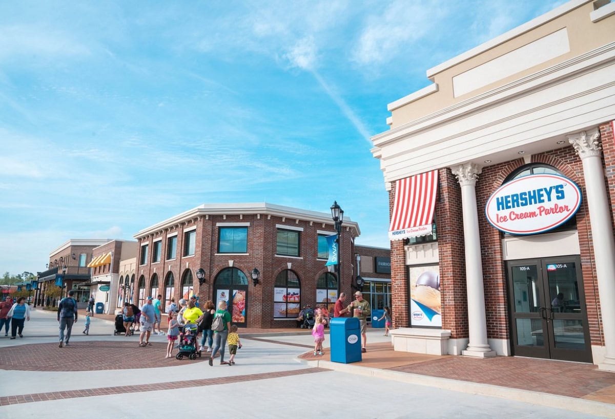 Downtown Foley, AL storefronts and street scene